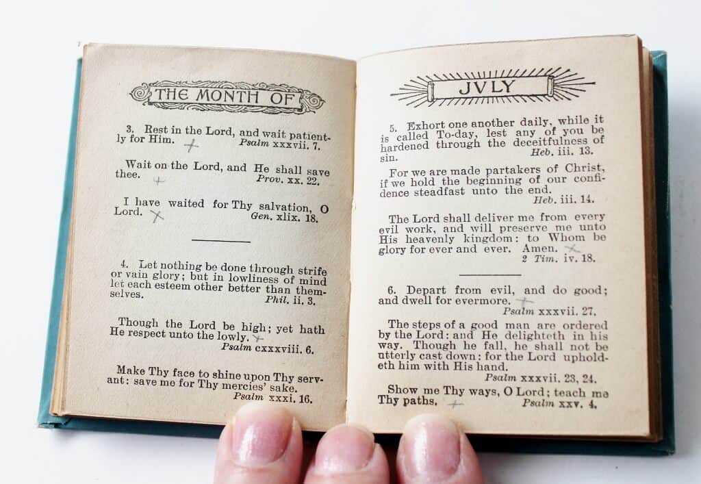 antique-comfort-prayer-mini-book-1-1024x707