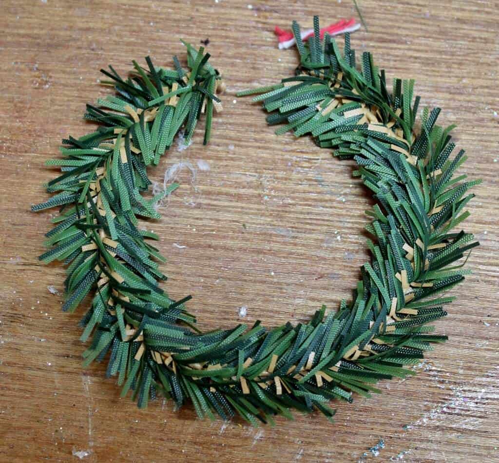 shape-green-garland-into-circle-1024x951