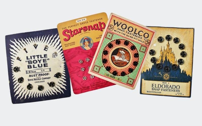 4 cards of sewing fasteners for clothing in many colors
