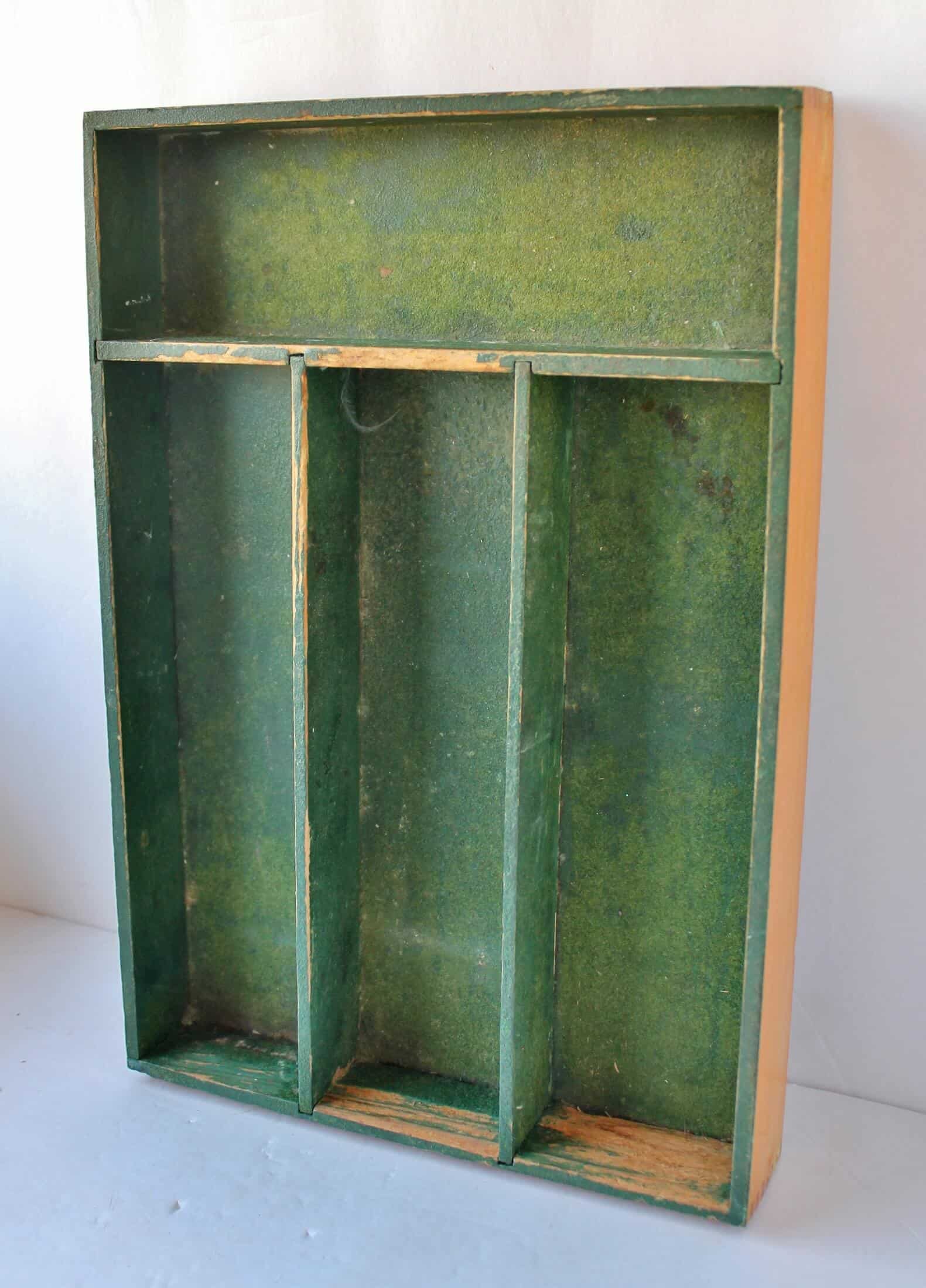 green utensil tray