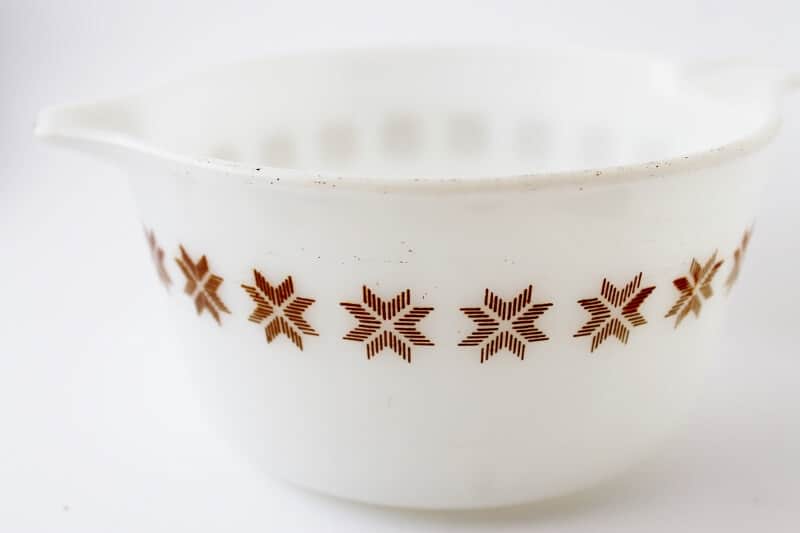 Clean vintage star pattern Pyrex casserole