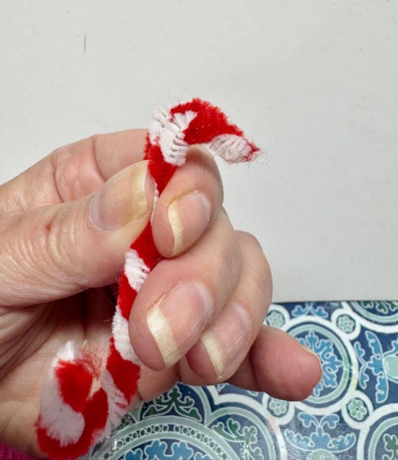 bending candy cane pipe cleaners