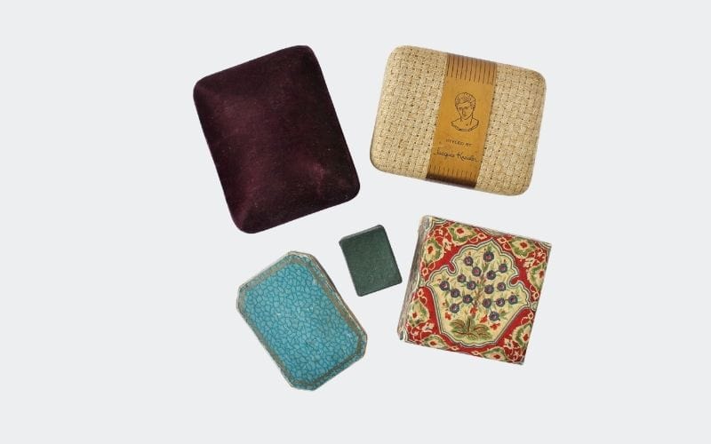 5 dfferent jewelry presentation boxes in various colors