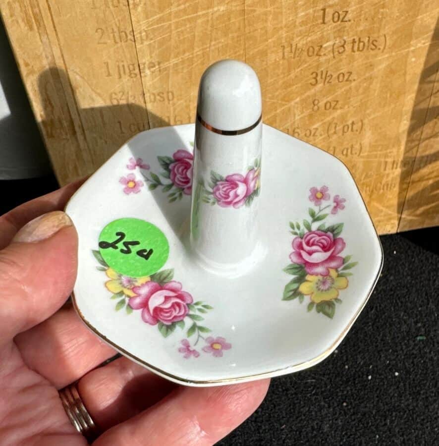 White ring holder with pink roses